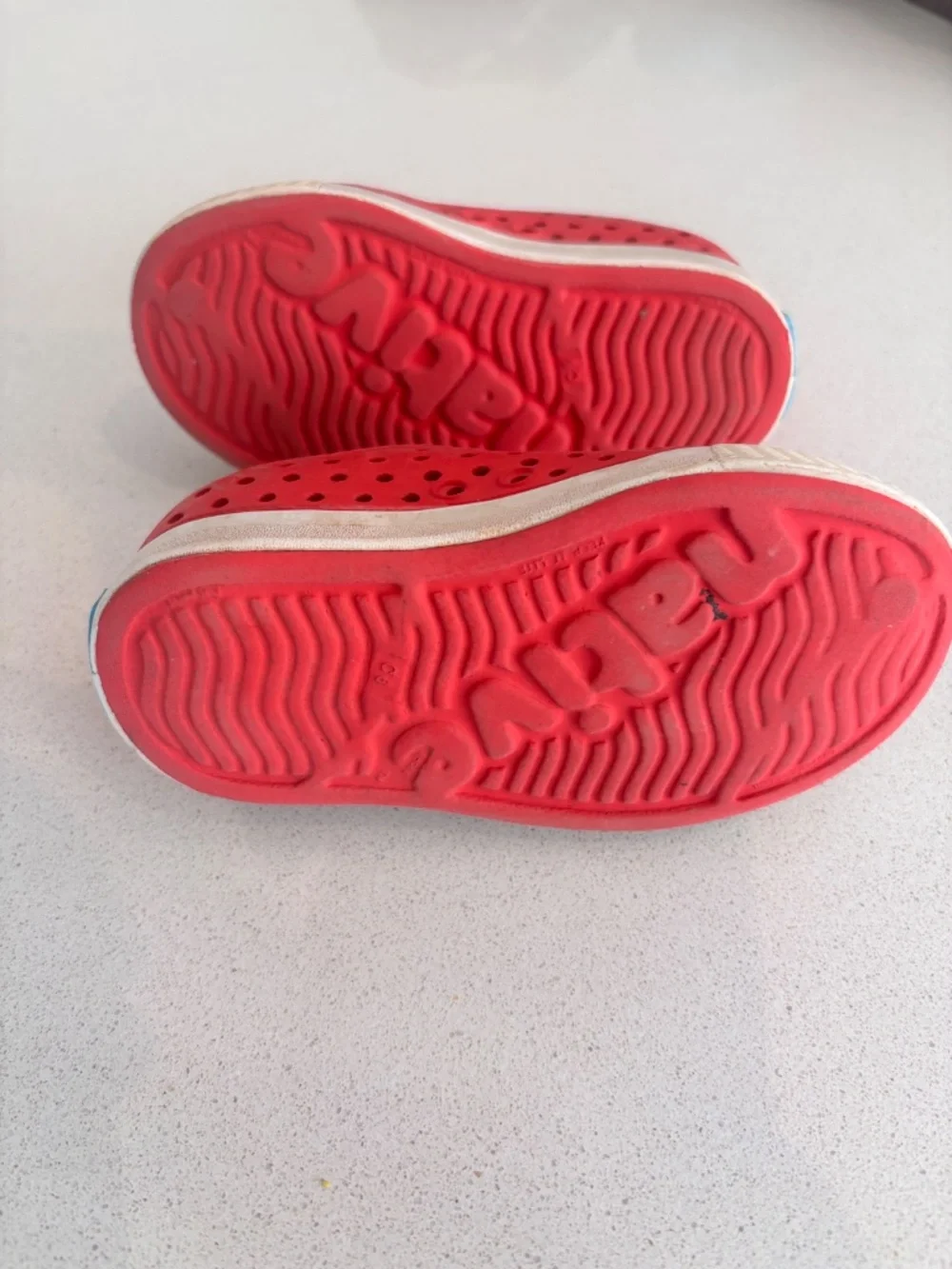 Native shoes in red T6 great condition